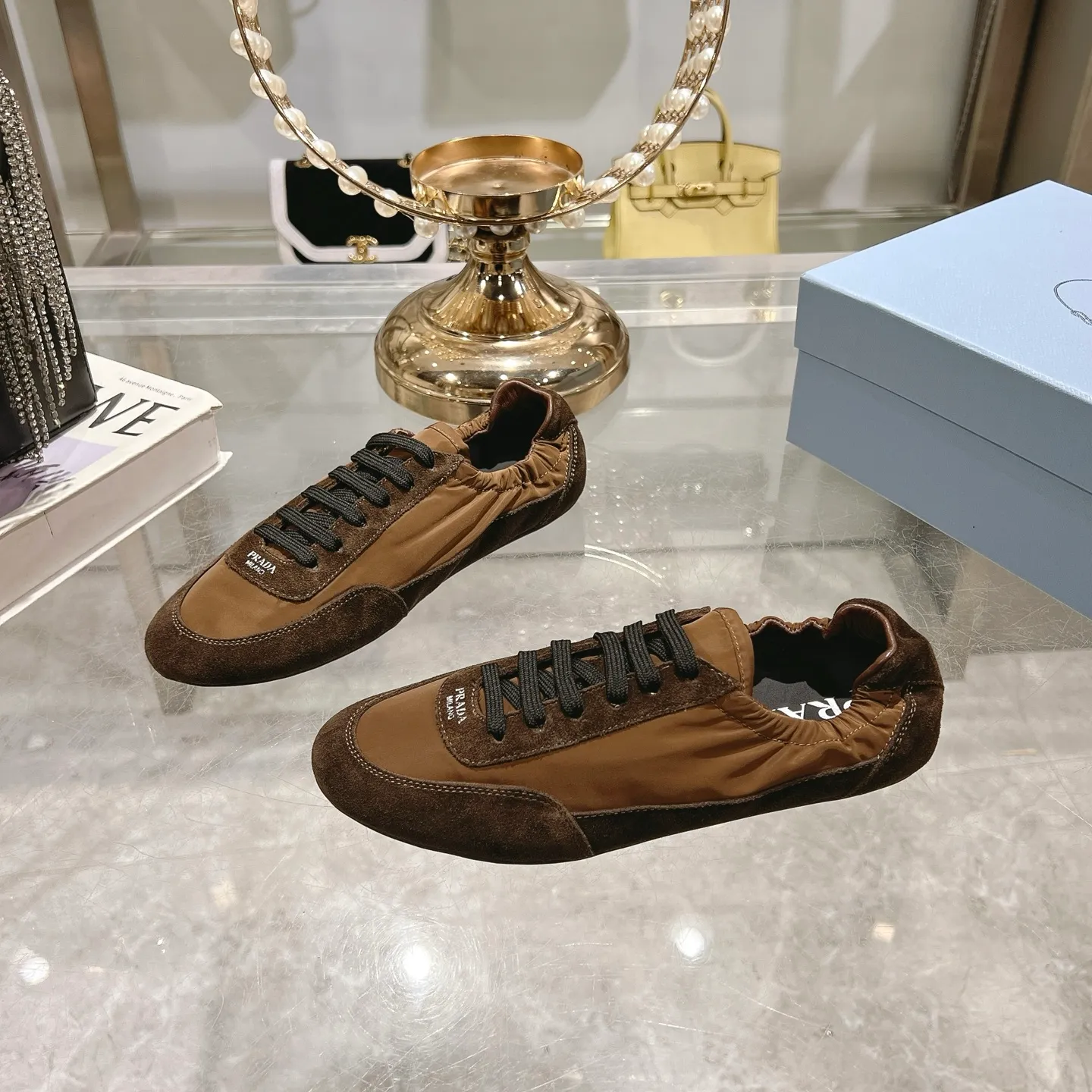 👟👟Ex-factory price 520👟👟Men's size +10 Couple style🎆Prada's new moral training shoes. The upper is suede with texture, and the inner sheepskin is wrapped. It is soft and waxy🎆The insole is thickened with lambskin. It is extremely comfortable to step on, has a sense of support, and feels well wrapped. The shoe shape is full of wrapping, light and easy to wear. A practical casual shoe that makes your legs appear taller! White is clean and refreshing, needed all year round, and can be easily worn with skirts and pants. Upper: imported suede/original molded fabric. Lining: sheepskin. Outsole: rubber outsole! Code number: 35-41 Color: burgundy blue brown green dark green yellow black red gray 9 colors available
